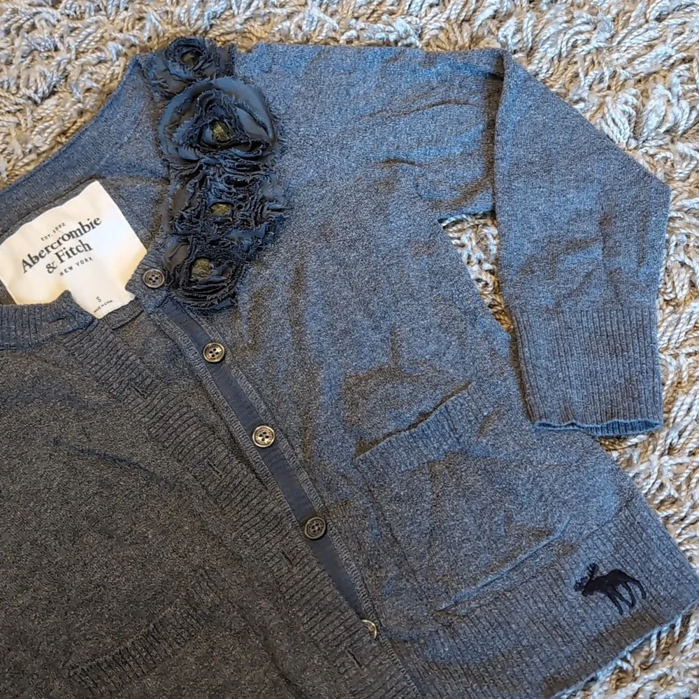⭐2/$20 Abercrombie & Fitch Gray Cardigan - Picture 4 of 6
